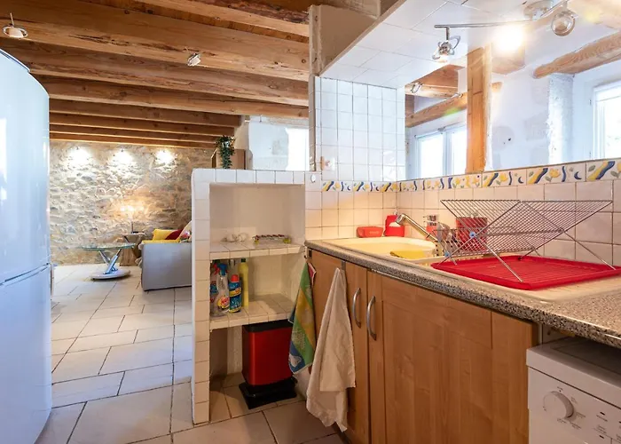 Le Pandora, Proche Tour Magne, Parking Et Terrasse Nîmes